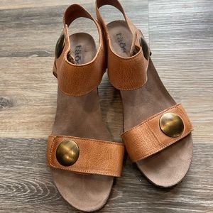 Taos sandal like new size 41